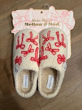 🌺 Mellow & Mod Bow Slippers 🎀